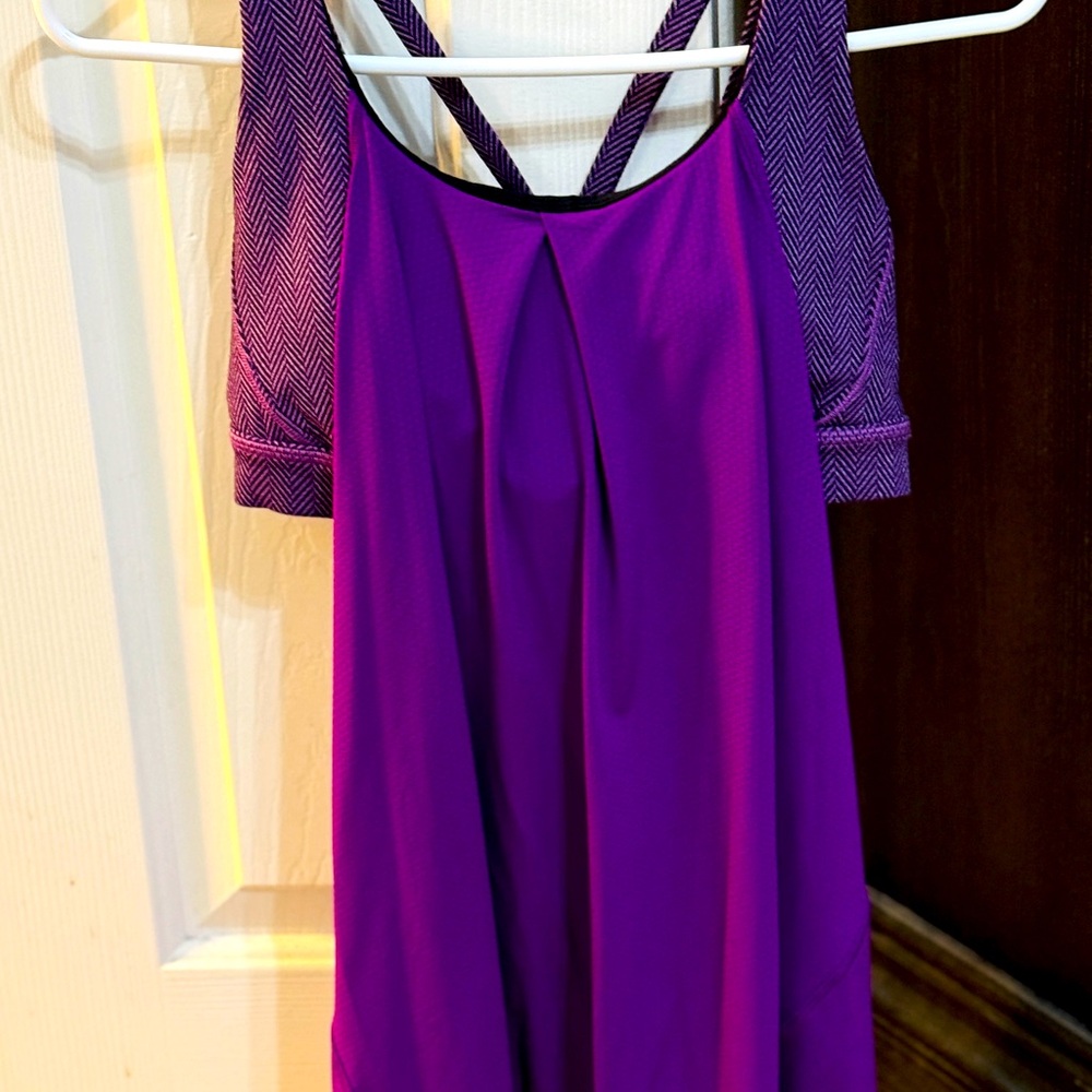 Size 8 Lululemon Noveau Limits Tank. Worn a few times. Great condition.